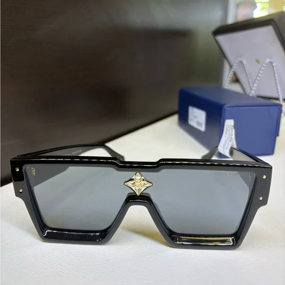 Louis Vuitton Black and Gold Sunglasses Modern Design 1.1 Evidence Sunglasses S00 - Men - Accessories | LOUIS  main image 4